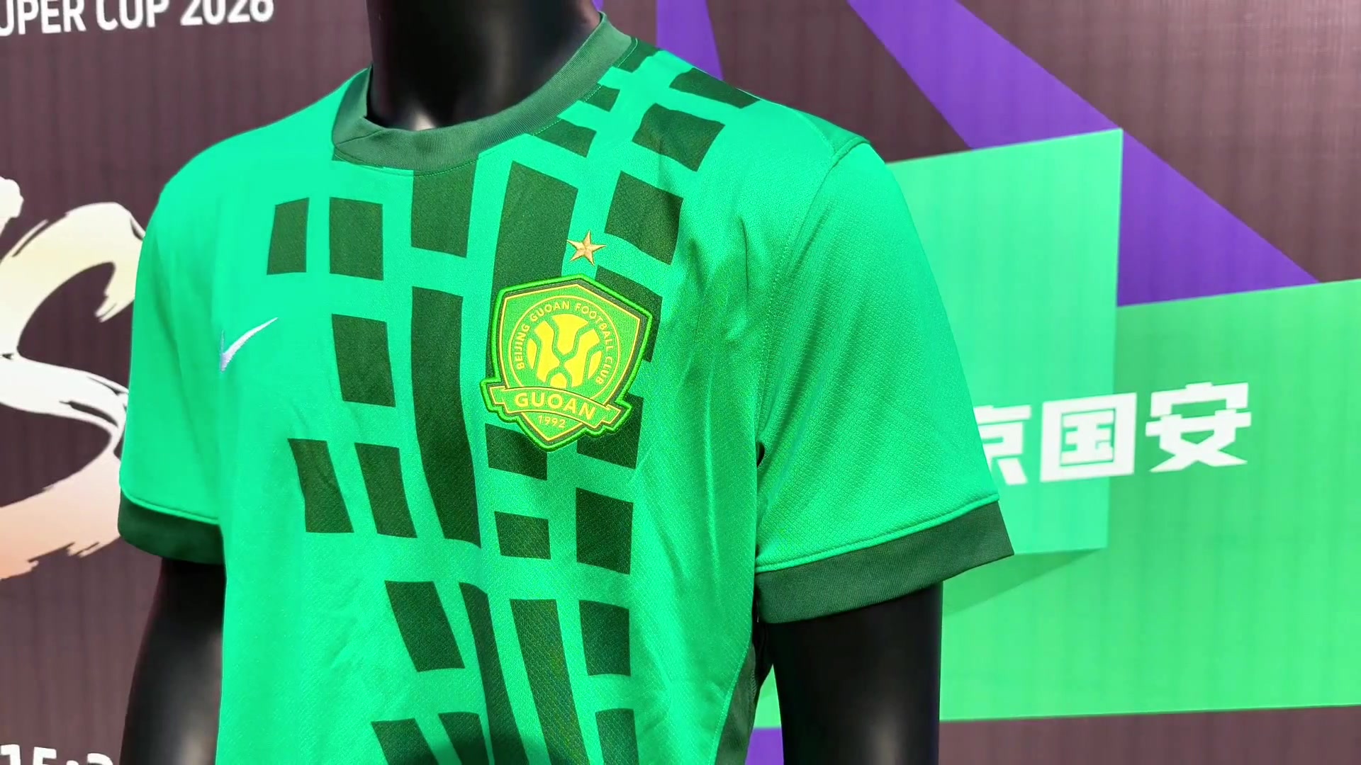 kaiyun-超级杯来到南京新街口，海港吉祥物伊戈国安吉祥物京狮与球迷互动