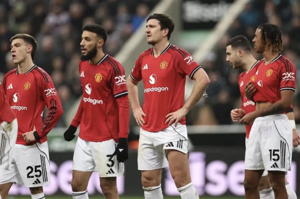 TA：曼联左路的进攻存在问题；球员们在场上的反应速度过慢