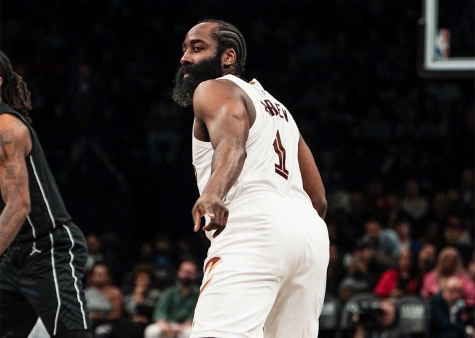 轰22+9+8破纪录，哈登复出骑士赢球！奇兵3断5帽证3方交易押对宝