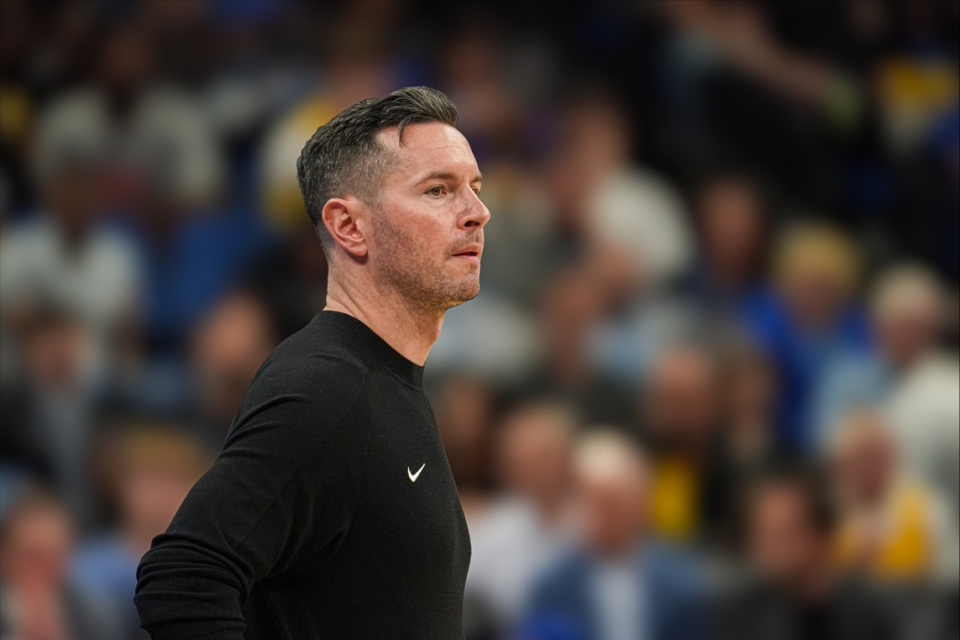 开云体育APP下载-26分钟轰11+3+2！湖人放弃低配版约基奇太愚蠢，他比艾顿强太多了